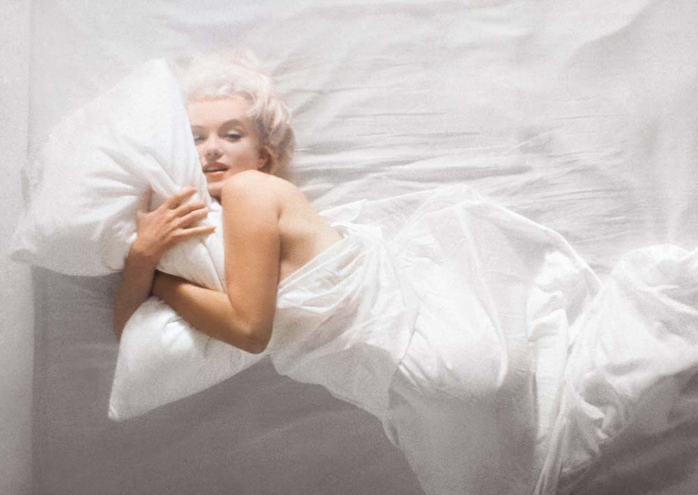 Célèbre photographie grand format de l'actrice Marilyn Monroe dans son lit par le photographe des stars Douglas KIRKLAND.